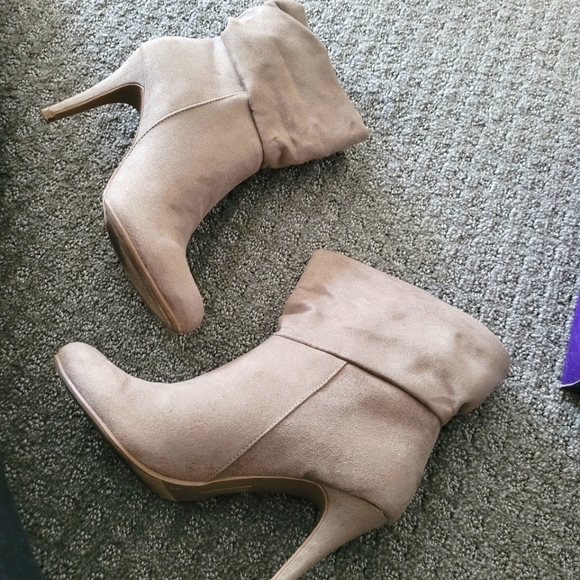 Beige boots - Picture 1 of 3